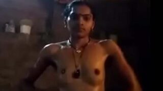 Nangi nahati hui horny Indian wife Komal