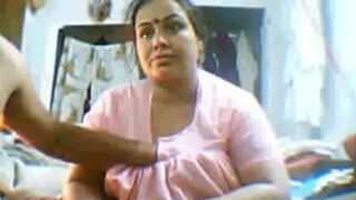 Sexy aunty boobs dabwa rahi hai maje mein