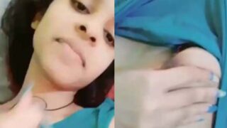 Indian girl apni big boobs dikha kar dabati hui