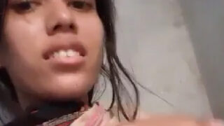 Desi girl boobs dikha kar chut ragadti hui