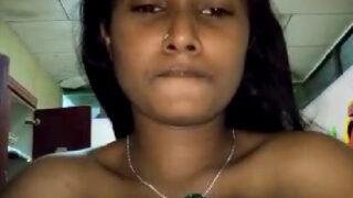 Tamil girl apni big desi boobs dabati hui